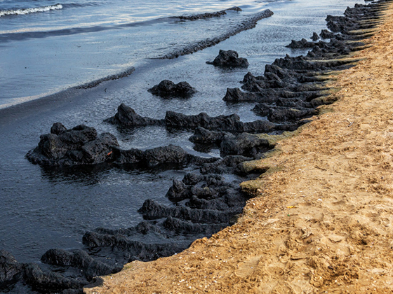Израиль закрыл берег средиземного моря после разлива нефти